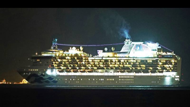Kapal pesiar Diamond Princess di pelabuhan Yokohama pada Senin (3/2/2020)./Bloomberg