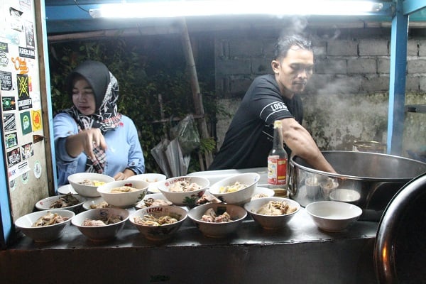  Penjual Sup Ayam Beromzet Rp80 Juta Sebulan ini Warungnya hanya Kaki Lima