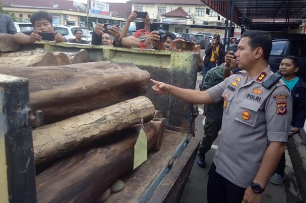  Polres Majalengka‎ Buru Tersangka Illegal Logging