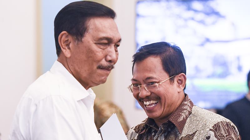 Menteri Kesehatan Terawan Agus Putranto (kanan) berbincang dengan Menko Kemaritiman dan Investasi Luhut Binsar Pandjaitan (kiri) sebelum mengikuti rapat terbatas (ratas) di Istana Bogor, Jawa Barat, Selasa (4/2/2020)./ ANTARA - Hafidz Mubarak A
