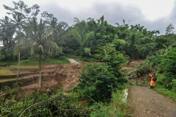  Dua Desa di Tasikmalaya Terisolasi Akibat Longsor