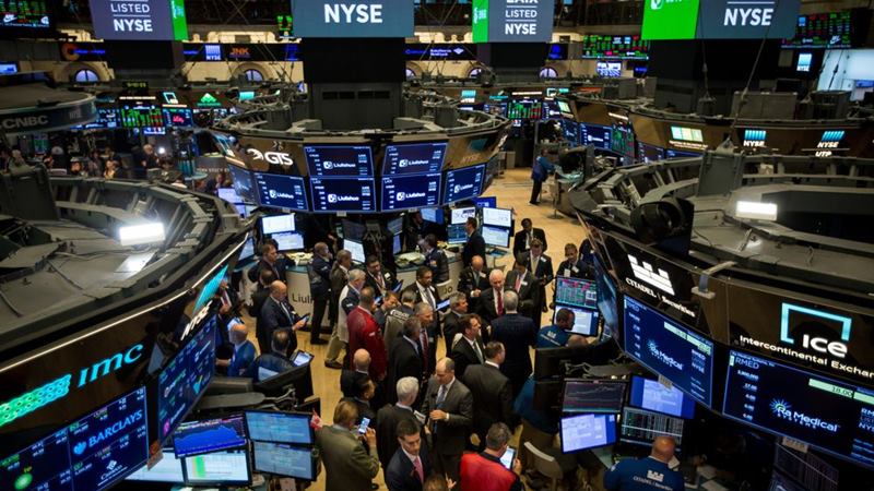 Pedagang bekerja di lantai bursa New York Stock Exchange./ Michael Nagle - Bloomberg