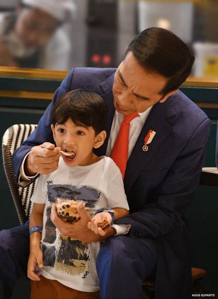  Bersama Cucu, Ini yang Dilakukan Mbah Jokowi