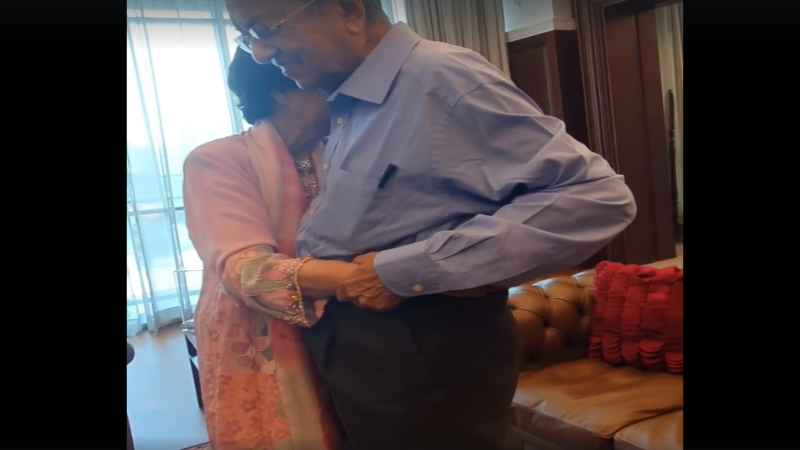  Mengharukan, Mahathir Dipeluk Erat Istri Saat Pelantikan Muhyiddin Yassin
