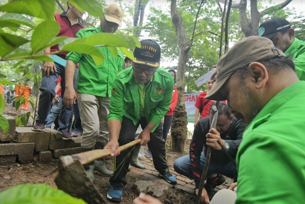  Ridwan Kamil Tanam 8.000 Vetiver di Bantaran Sungai Kalimalang Bekasi