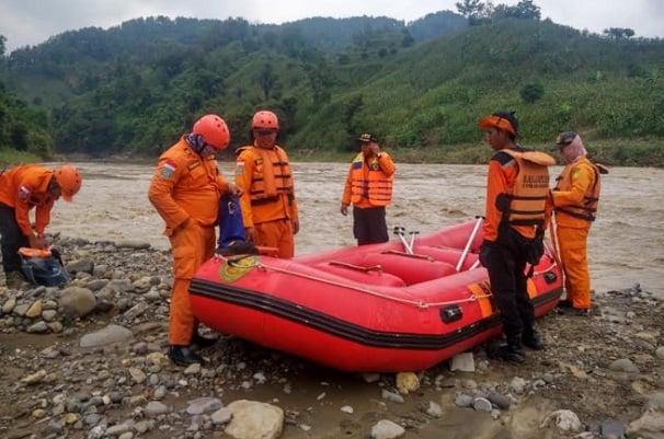  Tim SAR Cari Warga yang Hilang di Sungai Lebak Jero Majalengka