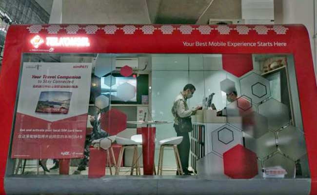 Karyawan melayani pelanggan di pusat layanan pelanggan Telkomsel di Bandara Soekarno Hatta, Tangerang, Senin(27/1/2020). Bisnis/Himawan L Nugraha
