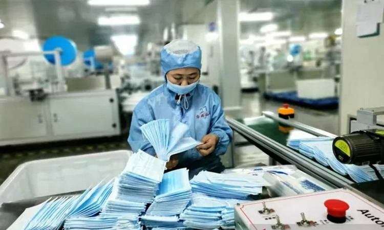Karyawan pabrik masker di Changyuan, Provinsi Henan, memeriksa hasil pekerjaannya di tengah tingginya permintaan masker di China selama berjangkitnya wabah COVID-19./Antara