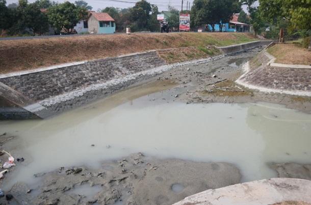  Petani di Cirebon Keluhkan Pencemaran Limbah Batu Alam yang Ganggu Irigasi