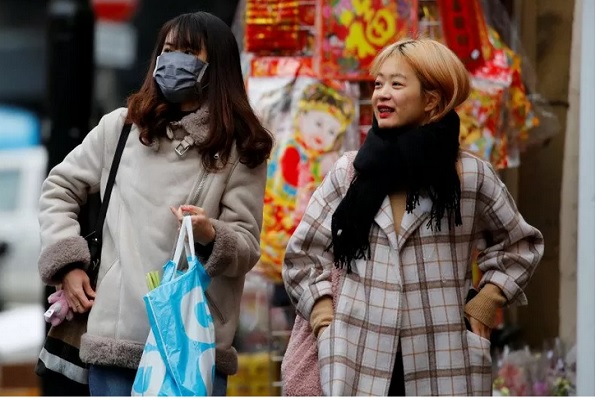 Sejumlah warga memakai masker saat berjalan menuju stasiun bawah tanah kereta subway di Kota Beijing, China, Selasa (21/1/2020). Wabah virus corona seperti Severe Acute Respiratory Syndrome (SARS), yang menyebar di China dan mencapai tiga negara Asia lainnya, disebut-sebut bisa menular dari manusia ke manusia./Reuters