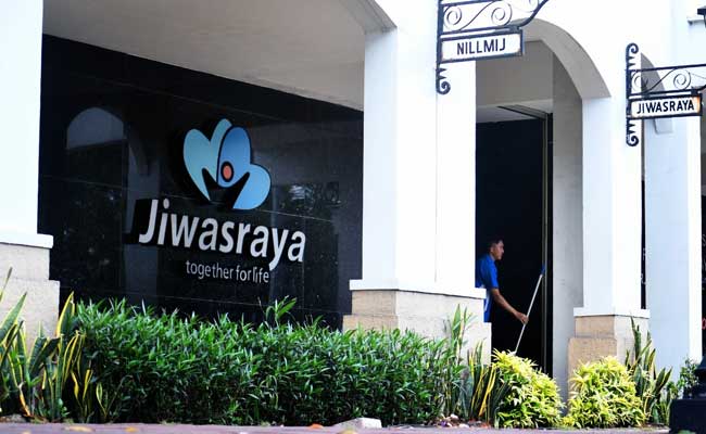 Warga melintas di dekat logo Asuransi Jiwasraya di Jakarta. Bisnis/Abdurahman