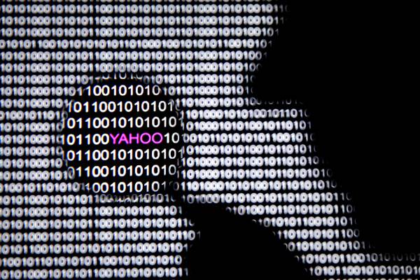 Ilustrasi logo Yahoo di antara kode siber./Reuters-Dado Ruvic