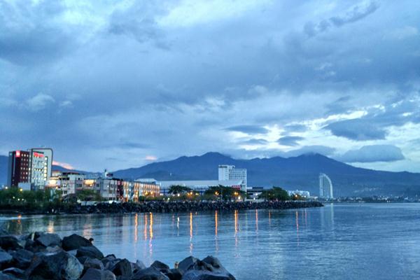 Suasana pusat perbelanjaan dan hotel di kawasan Boulevard of Business, Jalan Pierre Tendean Manado./Istimewa
