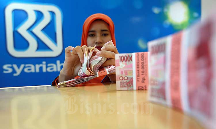 Karyawan menanta uang rupiah di kantor cabang Bank BRI syariah, Senin (3/7/2017). Bisnis/Abdullah Azzam