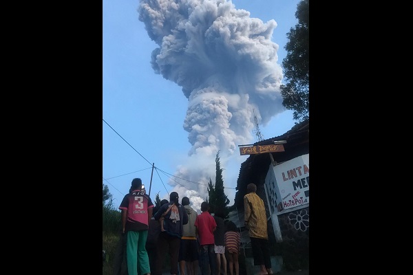  Ada-ada Saja, Merapi Erupsi, Warga Malah Menonton Bareng