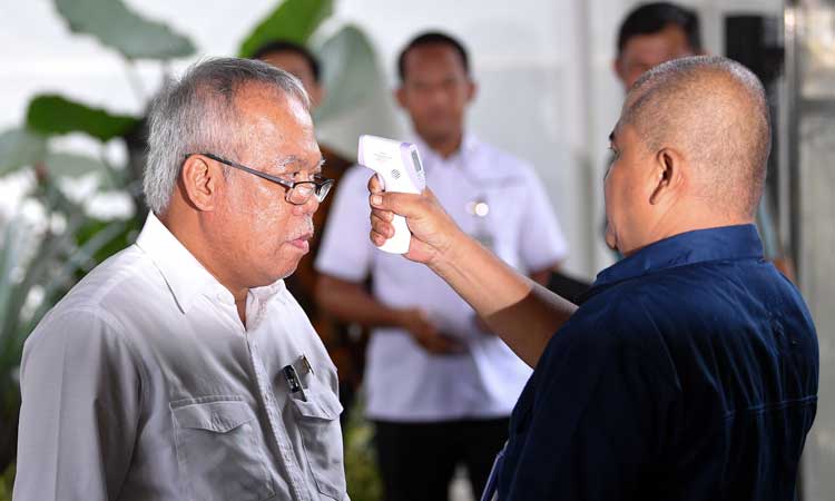  PARA MENTERI DIPERIKSA SUHU TUBUH SAAT MASUK ISTANA