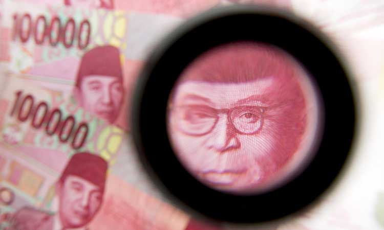Ilustrasi-Gambar mantan Wakil Presiden Mohammad Hatta pada uang kertas Indonesia 100.000 rupiah terlihat melalui kaca pembesar di Bangkok, Thailand, (15/09/2015). Blommberg/Brent Lewin