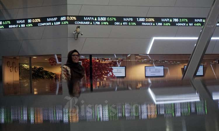 Pengunjung berada di sekitar grafik pergerakan Indeks Harga Saham Gabungan (IHSG) di galeri Bursa Efek Indonesia (BEI), Jakarta, Selasa (3/3/2020). Bisnis/Himawan L Nugraha 