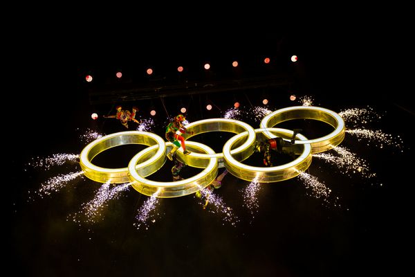 Cincin Olimpiade diangkat ke udara oleh crane, dikelilingi para aktor yang menari di sekitarnya, dalam upacara pembukaan Youth Olympic Games 2018 di Buenos Aires, Argentina, Sabtu (6/10)./IOC via Reuters