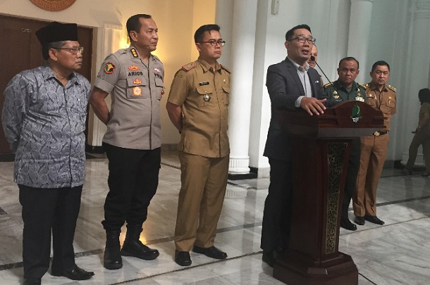Gubernur Jawa Barat Ridwan Kamil memberikan keterangan kepada media terkait virus corona./Bisnis-Wisnu Wage
