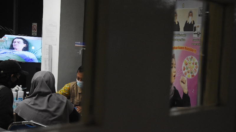 Warga memeriksakan kesehatannya di Pos Pemantauan Virus Corona RSPI Sulianti Saroso, Jakarta Utara, Selasa (3/3/2020). Menurut Kepala Instalasi Promosi Kesehatan RSPI Sulianti Saroso Tiursani Idawati, pos yang dibuka 24 jam gratis dan mulai dibuka pada minggu ketiga Januari itu mengalami peningkatan empat kali lipat pascapresiden mengumumkan dua orang positif Corona di Indonesia./ANTARA FOTO-Indrianto Eko Suwarso