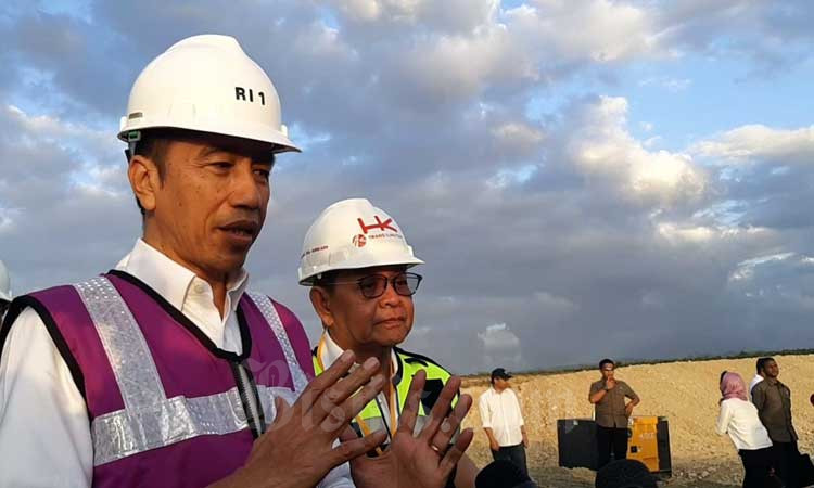 Presiden Joko Widodo menjawab pertanyaan wartawan seusai meninjau Tol Sigli-Banda Aceh di Aceh, Jumat (21/2/2020). Tol pertama di Aceh ini memiliki panjang total 74,2 kilometer dengan biaya investasi Rp12,35 triliun dan ditargetkan bisa rampung seluruhnya pada 2021. Bisnis-Agne Yasa.