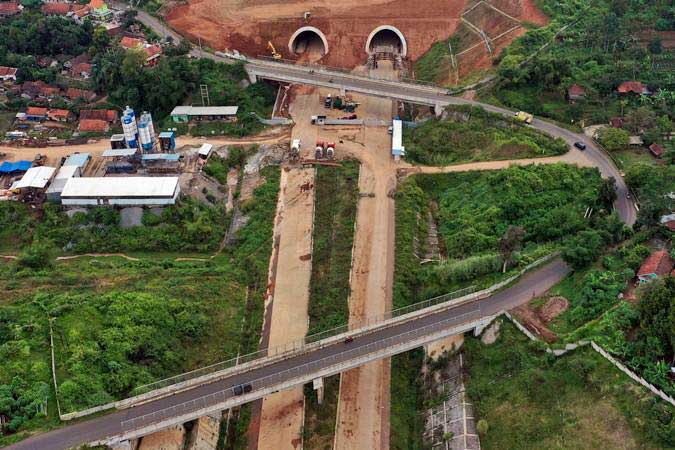 Foto udara terowongan kembar pada proyek pembangunan Jalan Tol Cileunyi-Sumedang-Dawuan (Cisumdawu) di Kabupaten Sumedang, Jawa Barat, Rabu (8/5/2019)./ANTARA-Puspa Perwitasari