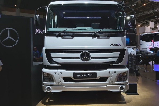 Salah satu produk PT Daimler Commercial Vehicles Indonesia yang dipajang di Gaikindo Indonesia International Commercial Vehicle Expo (Giicomvec) 2020 di Jakarta, Kamis (5/3/2020)/Bisnis.com-Setyo Aji Harjanto.