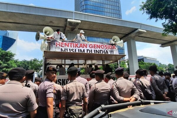  Polisi Mengamankan Unjuk Rasa Solidaritas Muslim India