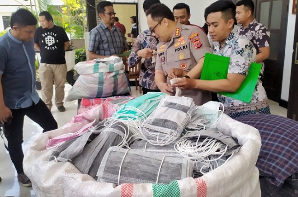  Polisi Gerebek Rumah Timbun Dua Karung Masker di Bandung