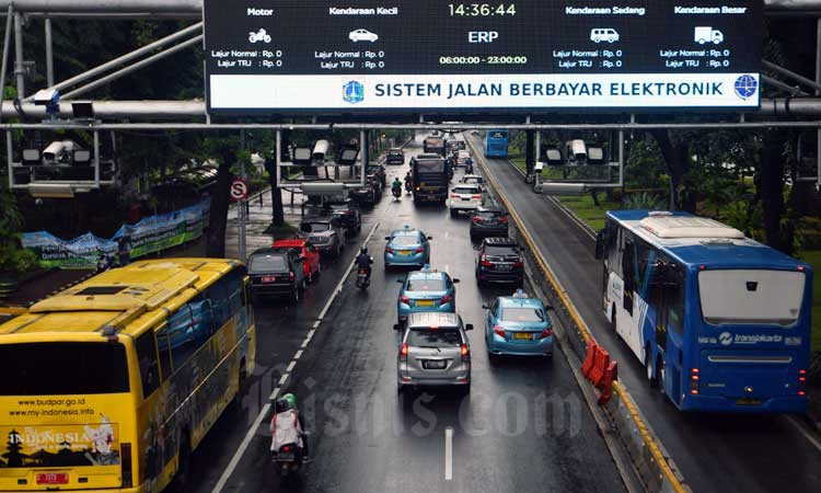 Pengendara melintasi di jalan yang akan diterapkan sebagai jalan berbayar di Jakarta, Rabu (4/3/2020). Bisnis/Abdurachman