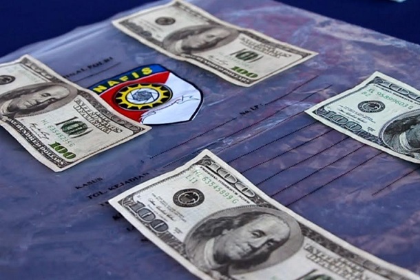  Ratusan Lembar Dolar Palsu Diamankan saat Razia Kendaraan di Kuningan