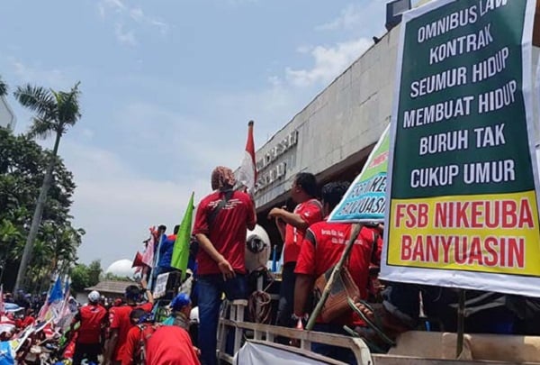  Omnibus Law: Ribuan Buruh di Sumsel Unjuk Rasa Tolak RUU Cipta Kerja