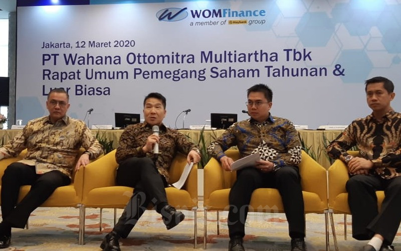 (Dari kiri ke kanan) Direktur WOM Finance Anthony Y. Panggabean, Presiden Direktur WOM Finance Djaja Suryanto Sutandar, Direktur WOM Finance Zacharia Susantadiredja, dan Direktur WOM Finance Wibowo./Bisnis-Arif Gunawan