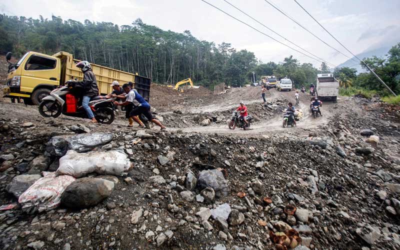  AKSES JALAN NASIONAL BOGOR CIANJUR PUTUS AKIBAT LONGSOR