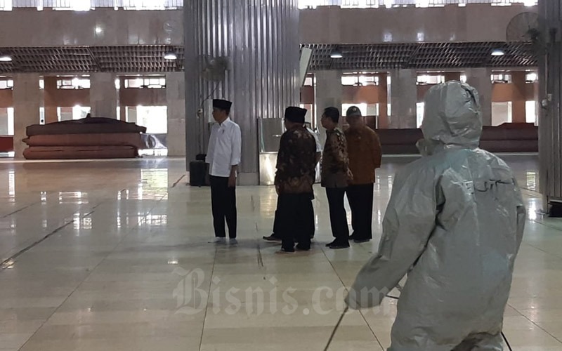  Jokowi Tinjau Penyemperotan Disinfektan di Masjid Istiqlal