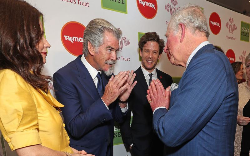 Pangeran Charles melakukan salam Namaste dengan Pierce Brosnan pada Prince's Trust Awards (Sumber: getty images)