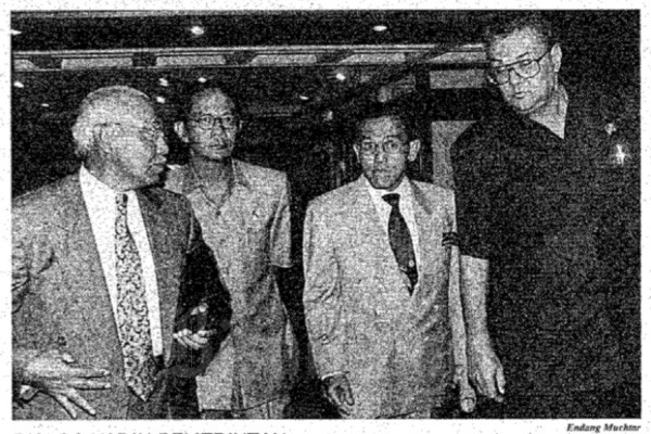 Menperindag Tungky Ariwibowo (kiri), Ketua Bappenas Ginandjar Kartasasmita (kedua dari kiri), Menparpostel Joop Ave (kanan) dan Aburizal Bakrie (kedua dari kanan) tengah berjalan ke ruang Dialog antara Pemerintah dan Kadi Indoneisa pada Senin (4/3/1996). Bisnis