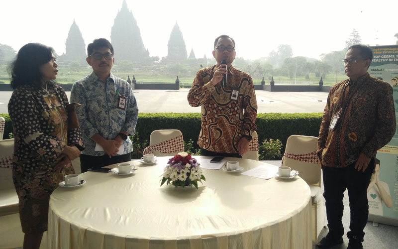 Direktur Utama PT Taman Wisata Candi (TWC) Borobudur Prambanan & Ratu Boko, Edy Setijono (tengah) saat menjelaskan imbas wabah Corona terhadap wisata candi kepada wartawan, Jumat (13/3/2020). /Harian Jogja-Abdul Hamid Razak