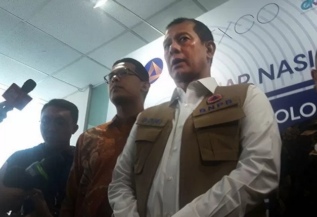 Kepala Badan Nasional Penanggulangan Bencana (BNPB) Doni Monardo memukul gong saat pembukaan kegiatan seminar kebencanaan di Jakarta, Senin (24/2/2020). /Antarann