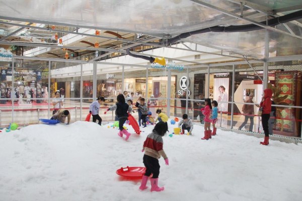 Anak-anak bermain di wahana musim dingin Snow Storm yang dihadirkan untuk merayakan Lebaran dan musim libur sekolah 2019 oleh Pondok Indah Mall (PIM), Jakarta./Istimewa