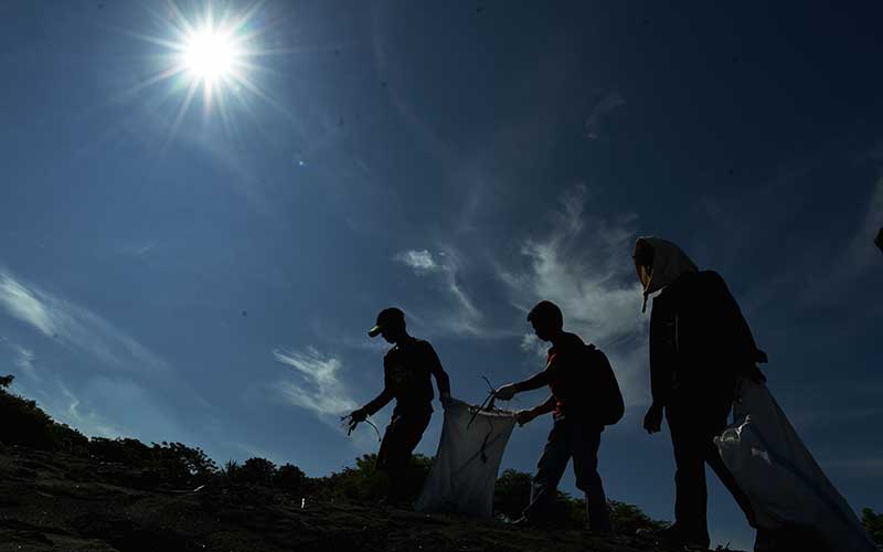  AKSI BERSIH SAMPAH DI PANTAI