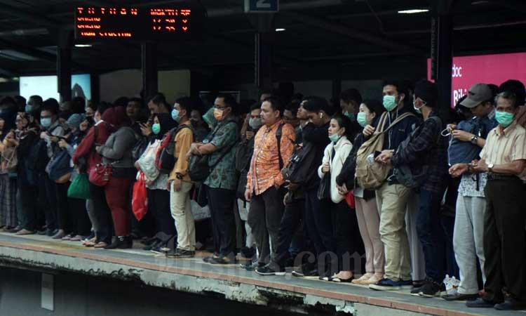  Virus Corona, Antrean Penumpang Commuter Line karena Pemeriksaan Suhu Badan