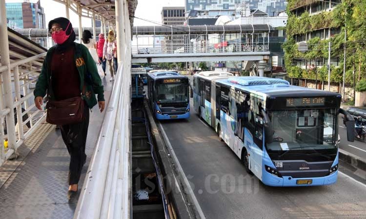  Transjakarta Dibatasi, Ini Foto-foto Penumpukan Penumpang