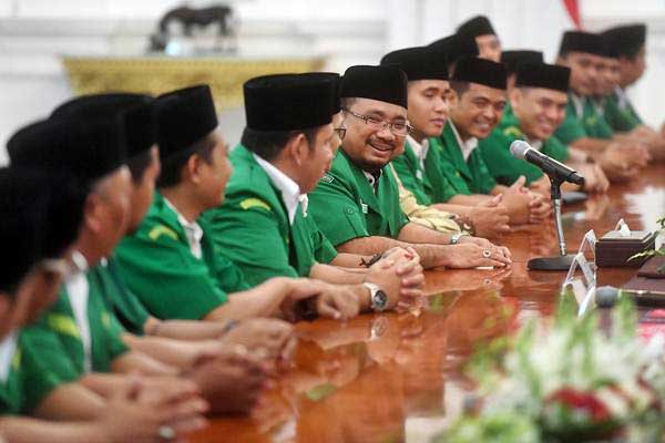 Ketua Umum Gerakan Pemuda (GP) Ansor Yaqut Cholil Qoumas (tengah) memperkenalkan anggotanya saat pertemuan dengan Presiden Joko Widodo di Istana Merdeka, Jakarta, Jumat (11/1/2019)./ANTARA-Akbar Nugroho Gumay