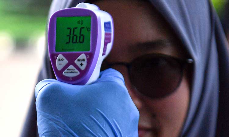 Anggota Paspampres memeriksa suhu tubuh seorang pegawai di kompleks Istana Kepresidenan, Jakarta Pusat, Selasa (3/3/2020). Pemeriksaan kondisi suhu tubuh bagi tamu maupun pejabat tersebut untuk mengantisipasi penyebaran virus corona atau Covid-19 di lingkungan Istana Kepresidenan./ANTARA FOTO-Sigid Kurniawan