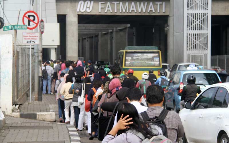  BERITA FOTO : Pembatasan Transportasi Massa Membuat Penumpang Gusar