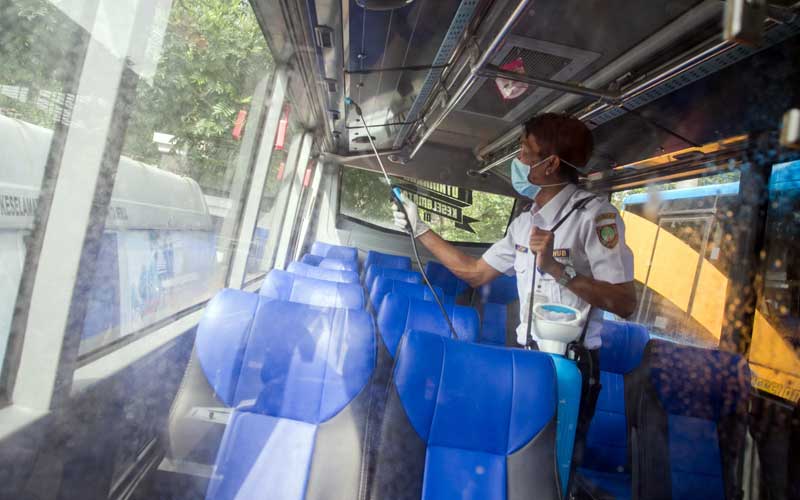  PENYEMPROTAN DISINFEKTAN DI TRANSPORTASI MASSAL