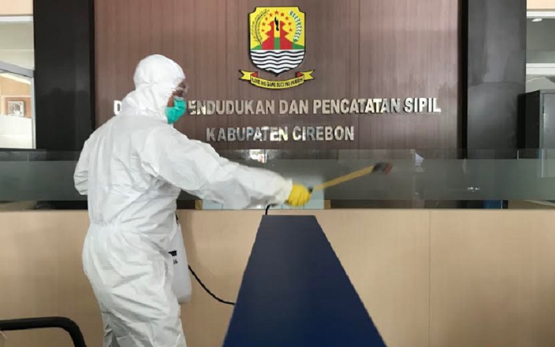  Dinkes Cirebon Semprot Disinfektan di Gedung Dinas yang Layani Masyarakat