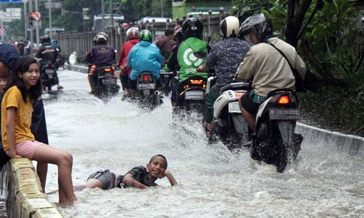  Puluhan Rumah di Depok Tergenang Akibat Kali Pesanggrahan Meluap
